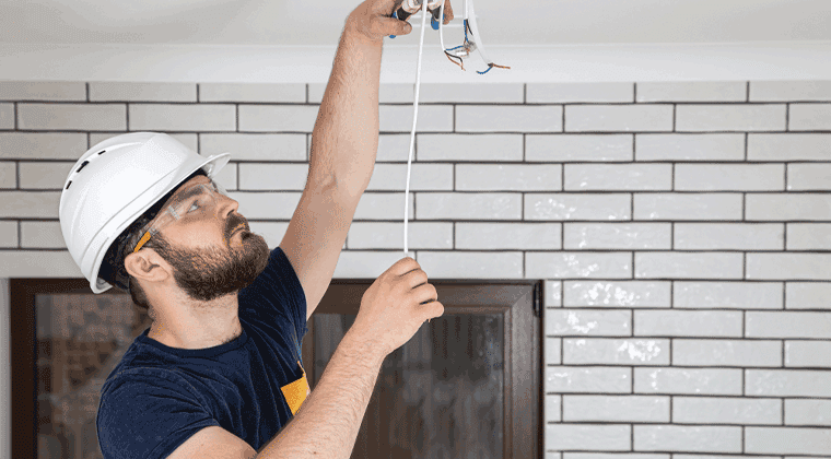 Um homem usando um capacete e segurando uma corda