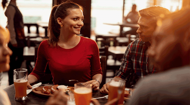 4 pessoas em uma mesa almoçando em um restaurante