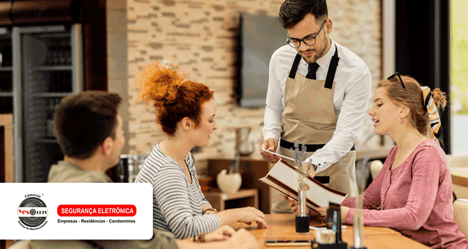 Garçom atendendo três pessoas em um restaurante