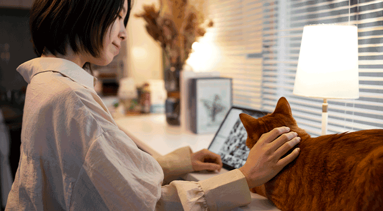 Uma mulher segurando um tablet com a imagem de uma sala de estar