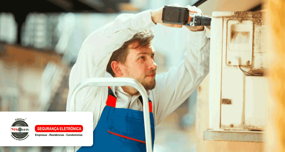 Um homem de avental azul está consertando um interruptor de luz