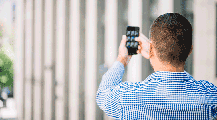 Um homem com seu celular